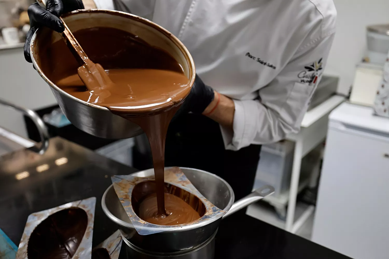 Marc Saint Saëns, maestro chocolatero, elabora manualmente huevos de chocolate para Pascua / SEBASTIEN NOGIER - EFE