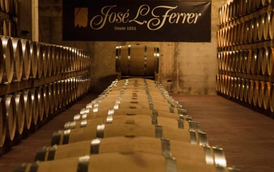 Barricas de roble en la bodega José L. Ferrer / WINE TOURISM Barricas de roble en la bodega José L. Ferrer / WINE TOURISM