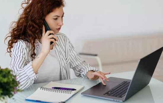 Una persona realiza la declaración del renta / FREEPIK - diana.grytsku Una persona realiza la declaración del renta / FREEPIK - diana.grytsku