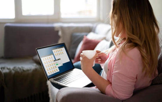 Una persona con su ordenador / FREEPIK - Una persona con su ordenador / FREEPIK -