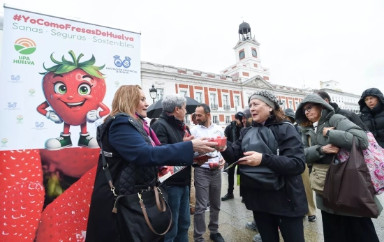 Reparto de fresas en la Puerta del Sol de Madrid en 2025 / EUROPA PRESS Reparto de fresas en la Puerta del Sol de Madrid en 2025 / EUROPA PRESS