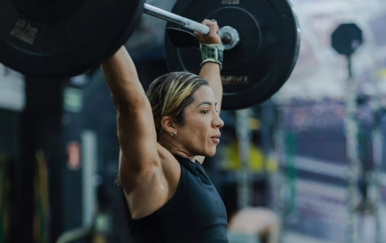 Una mujer entrenando fuerza para evitar la sarcopenia/ CANVA