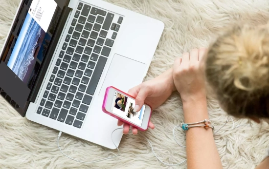 Una persona utiliza las redes sociales / FREEPIK - yanalya Una persona utiliza las redes sociales / FREEPIK - yanalya