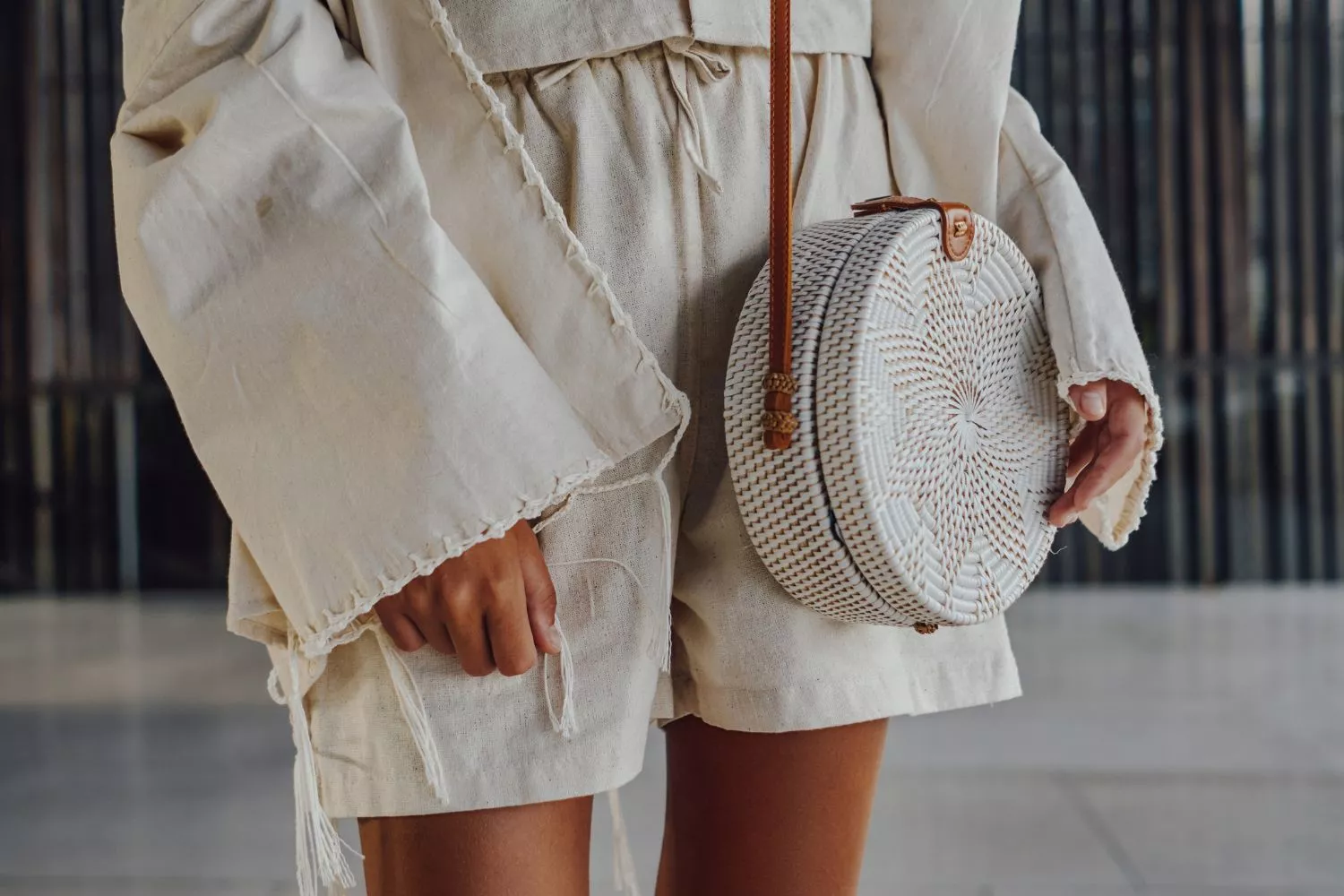 Una persona con el conjunto más elegante del color de moda de la primavera/ CANVA