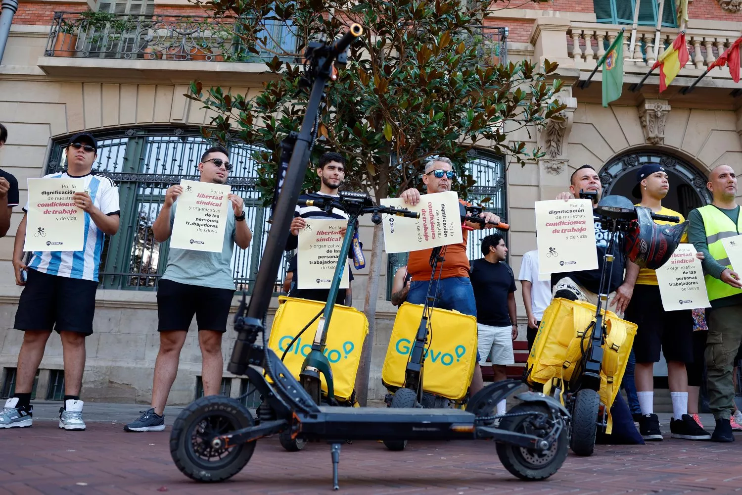 a empresa de entrega a domicilio Glovo, junto a Comisiones Obreras (CCOO)   Jesús Diges   EFE