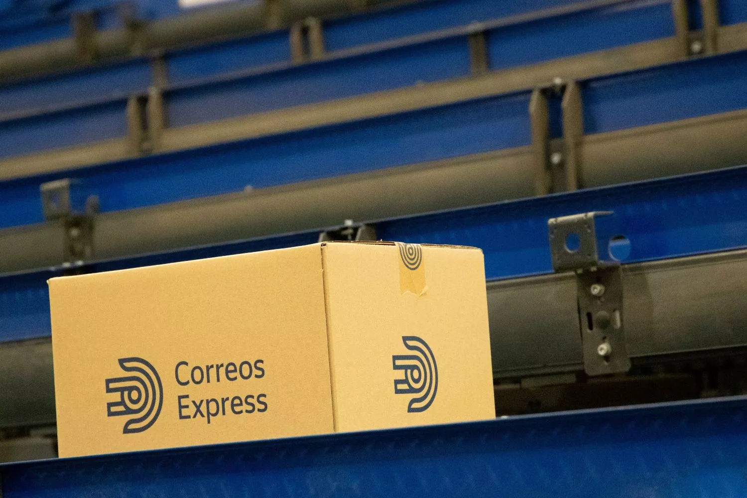 Un paquete de Correos Express   CORREOS EXPRESS   X