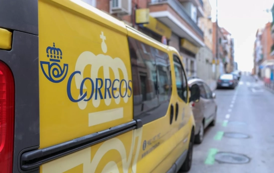 Un camión de reparto postal / EUROPA PRESS - JESUS HELLIN