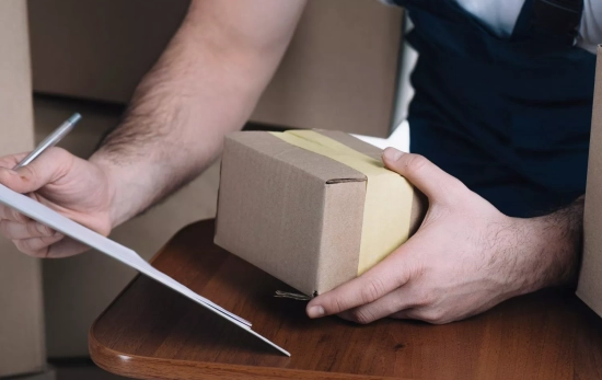 Un mensajero con un paquete / FREEPIK