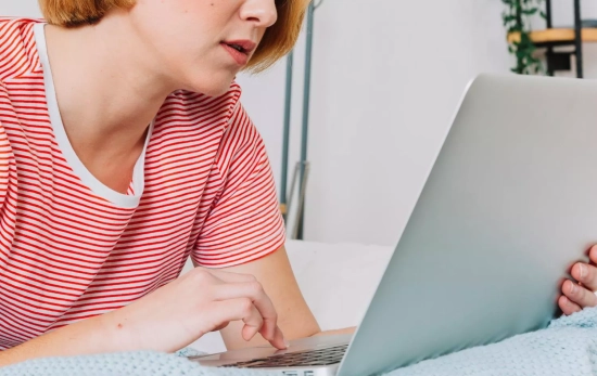 Una persona escribe un correo electrónico / FREEPIK