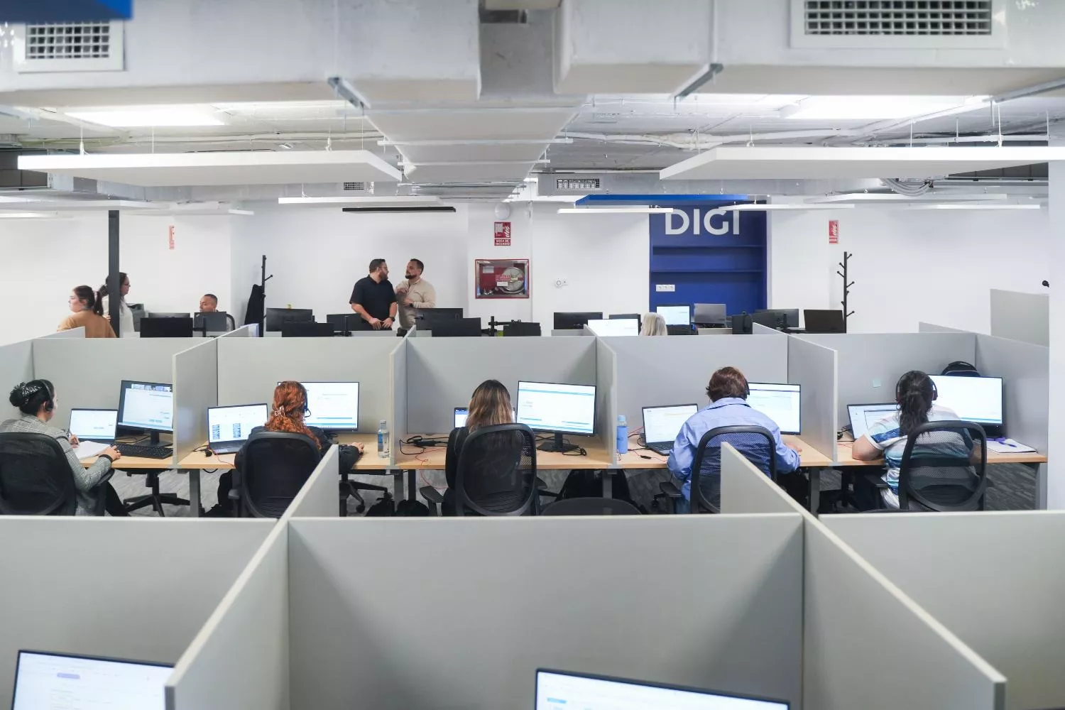 Varios trabajadores de atención al cliente de DIGI