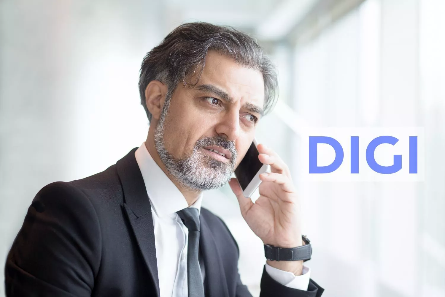 Un cliente de Digi intenta hablar por teléfono