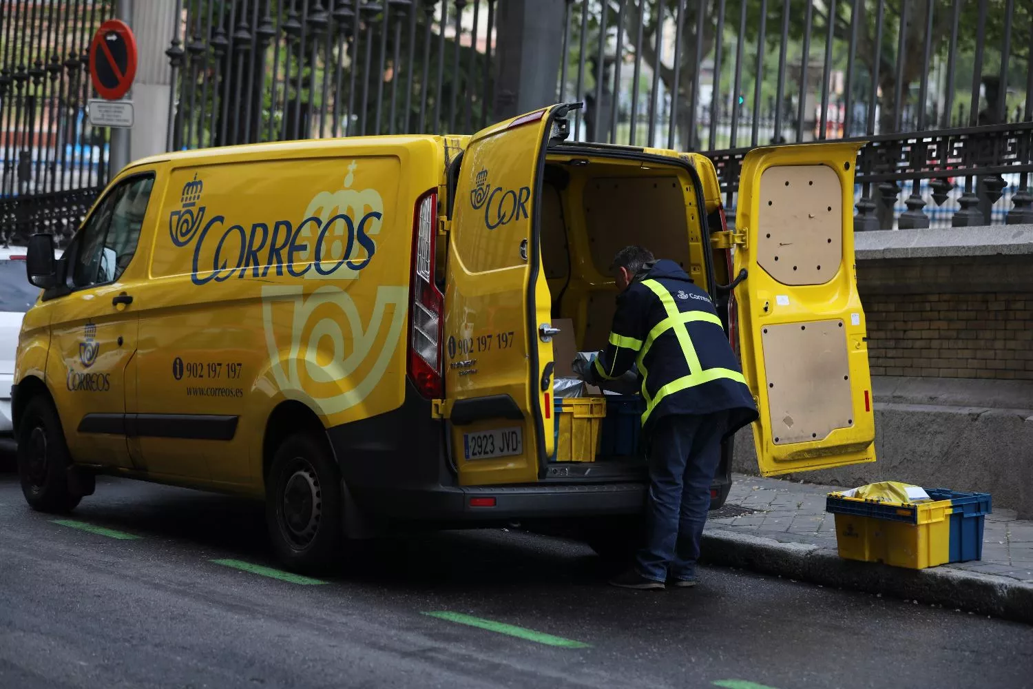 Una furgoneta y un trabajador de Correos
