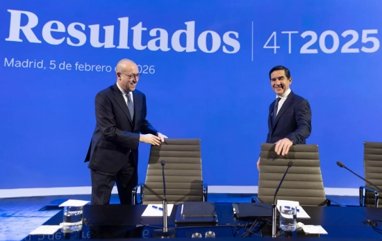 El presidente de BBVA, Carlos Torres Vila (d), y el consejero delegado, Onur Genç (i), presentan los El presidente de BBVA, Carlos Torres Vila (d), y el consejero delegado, Onur Genç (i), presentan los