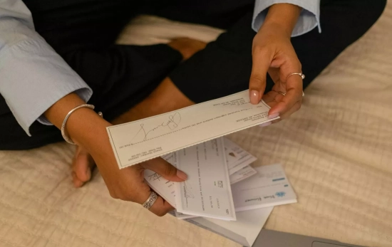 Una persona revisa sus facturas de la luz / PEXELS Una persona revisa sus facturas de la luz / PEXELS