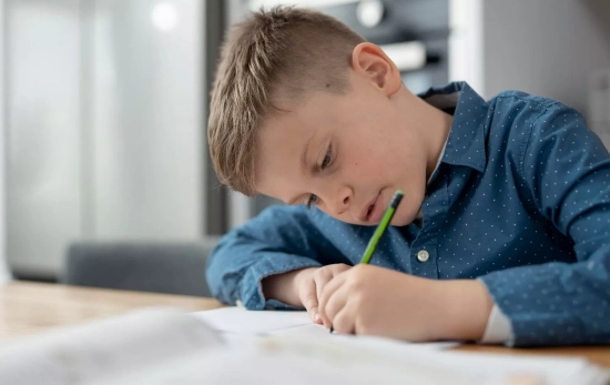 Un niño hace deberes / FREEPIK Un niño hace deberes / FREEPIK