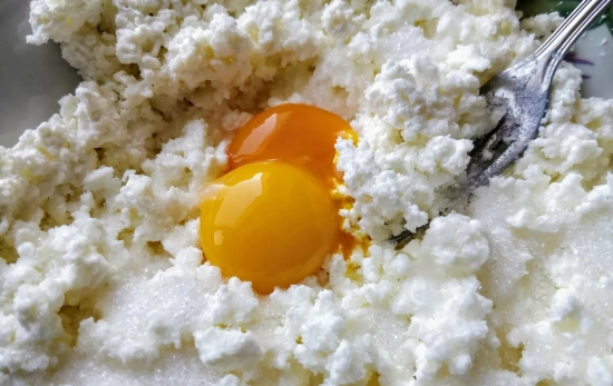 Yemas de huevo y queso cottage / PEXELS