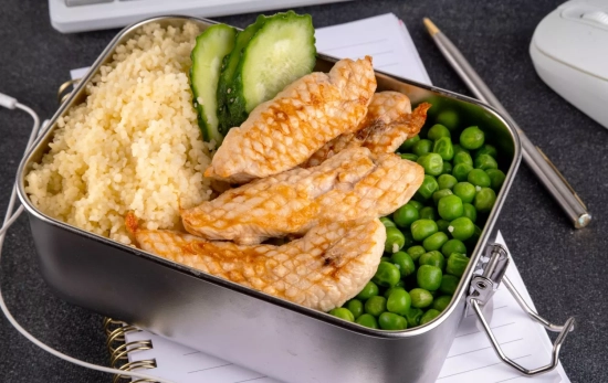 Una fiambrera tradicional que no conserva tan bien los alimentos para llevar al trabajo/ CANVA Una fiambrera tradicional que no conserva tan bien los alimentos para llevar al trabajo/ CANVA