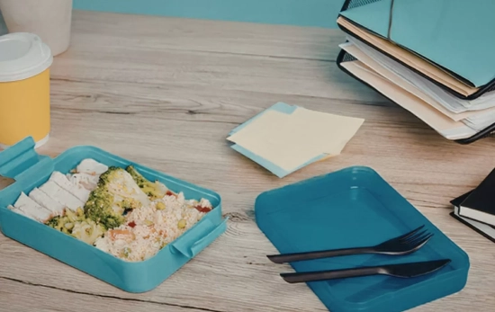 Una comida en la mesa de oficina/ CANVA Una comida en la mesa de oficina/ CANVA