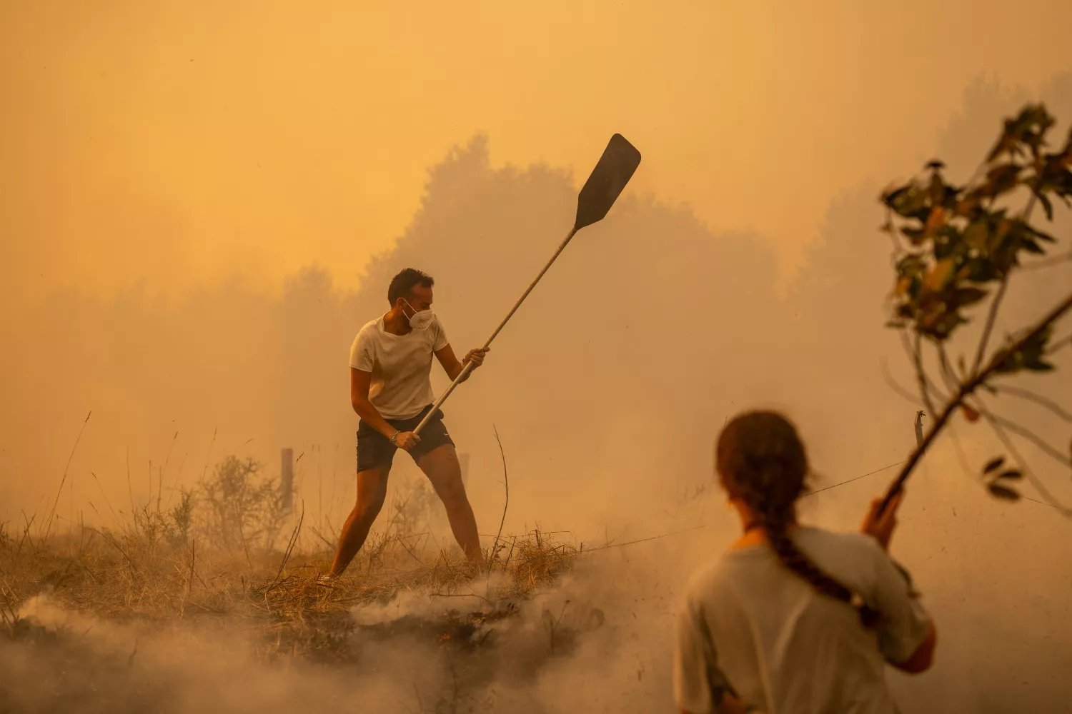 Vecinos luchando contra el fuego en Carballeda de Avia (Ourense)   Brais Lorenzo   EFE