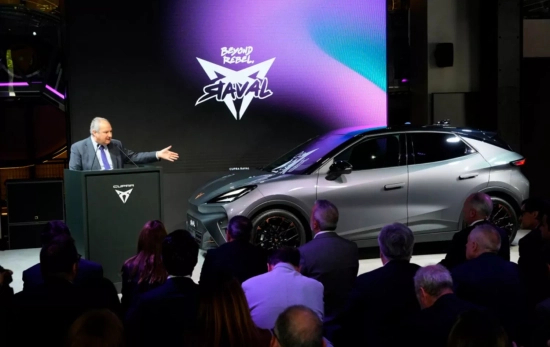 El ministro de Industria, Jordi Hereu, junto al Cupra Raval El ministro de Industria, Jordi Hereu, junto al Cupra Raval