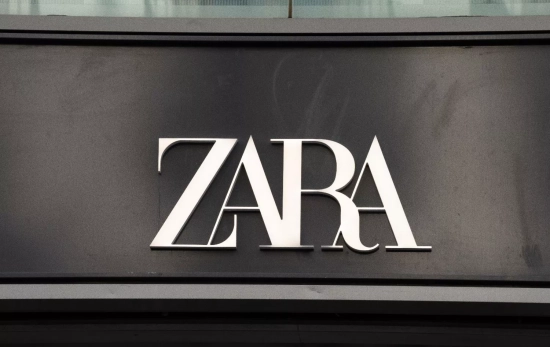 Cartel de una tienda Zara / DAVID ZORRAKINO - EP Cartel de una tienda Zara / DAVID ZORRAKINO - EP
