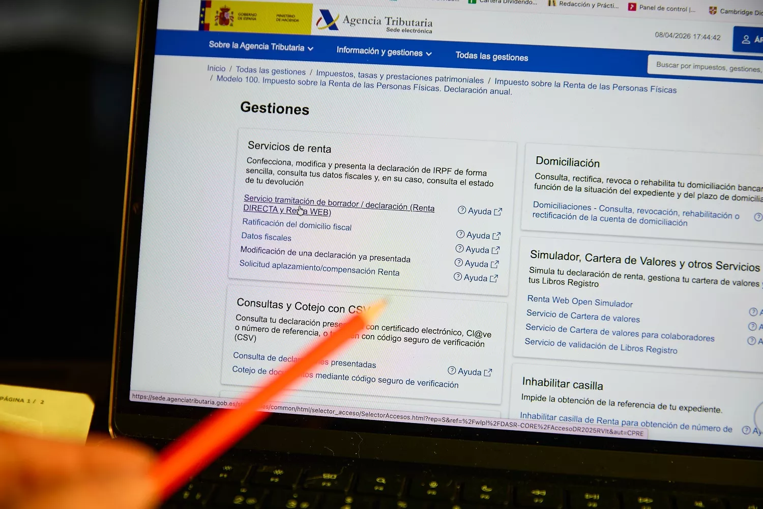 Una persona hace el borrador de su declaración de la Renta / Jesús Hellín - EP