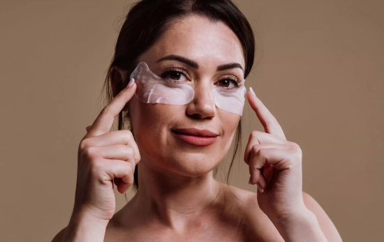 Parches de ojos de papel biodegradable/ CANVA Parches de ojos de papel biodegradable/ CANVA