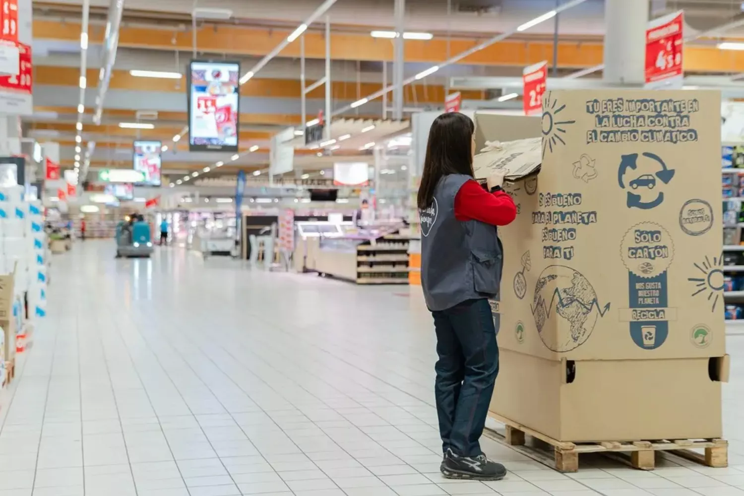 Una empleada de Alcampo / ALCAMPO - EFE