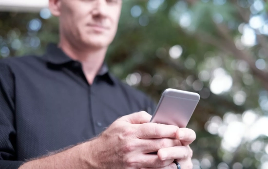 Un hombre mira su smartphone / FREEPIK - pressfoto Un hombre mira su smartphone / FREEPIK - pressfoto