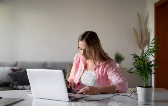Una persona frente a su ordenador / FREEPIK Una persona frente a su ordenador / FREEPIK
