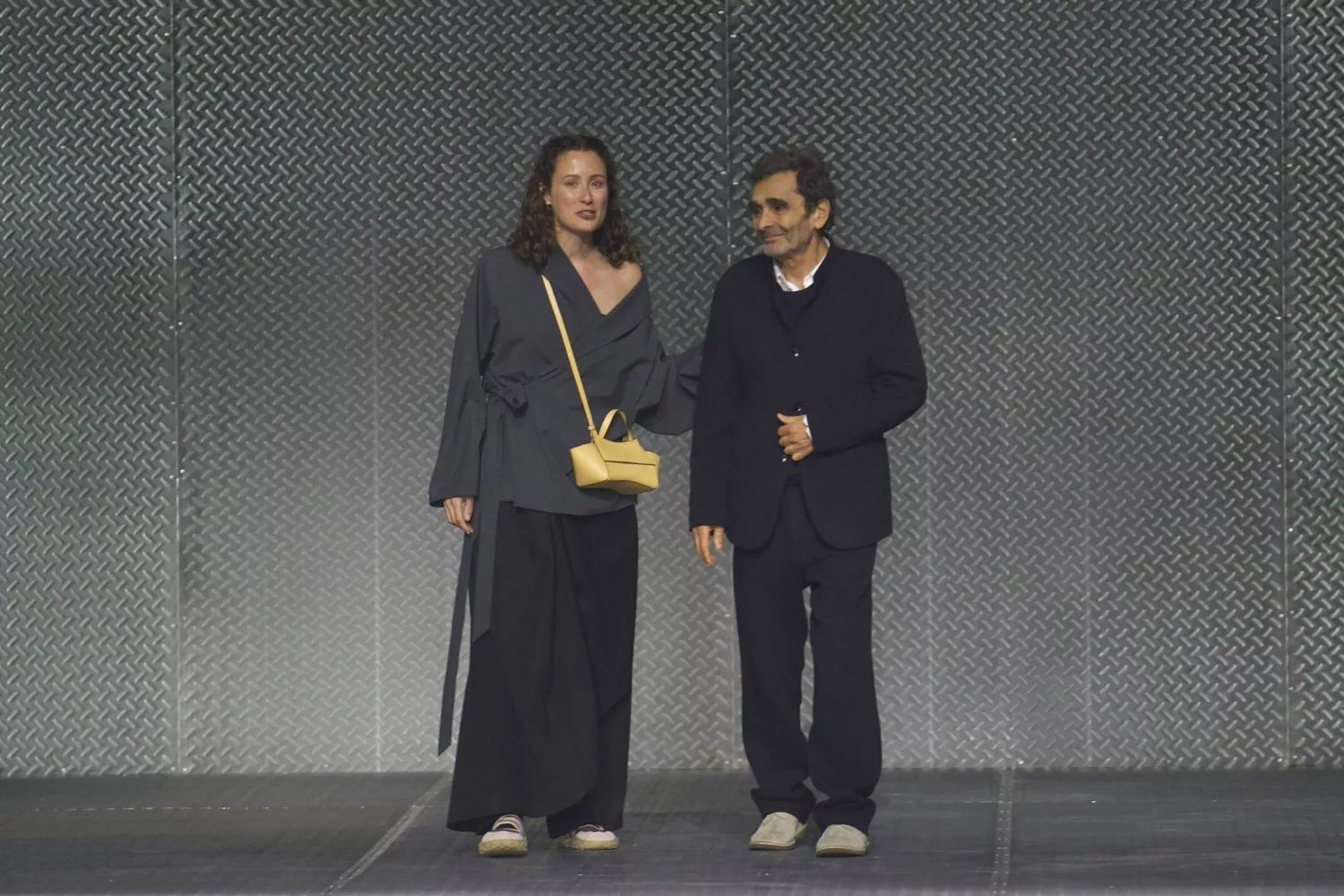 Tziana Domínguez y Adolfo Domínguez al cierre del desfile   GALA ESPÍN