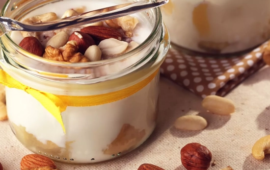 Yogur de frutas con nueces/ CANVA