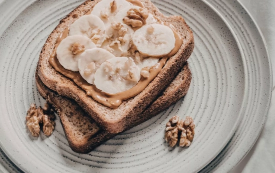 Tostadas de plátano y nueces/ CANVA