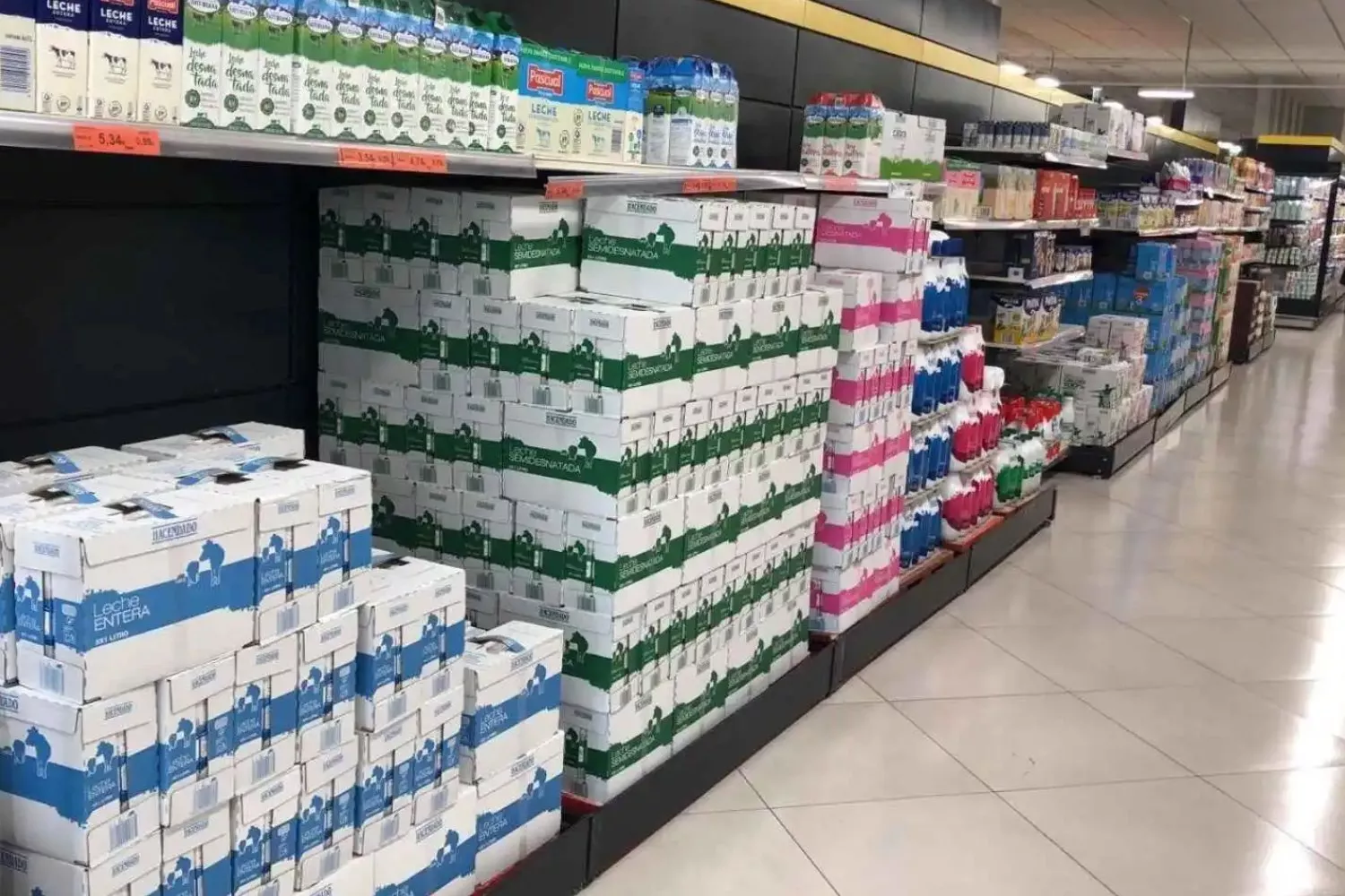 La sección de leche en un supermercado Mercadona