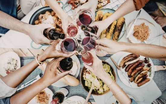 Un grupo de amigos brinda con una bebida refrescante aromatizada estilo tinto/ CANVA 