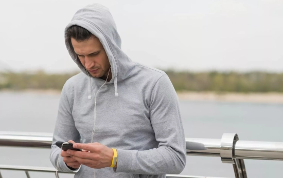 Una persona mira su teléfono móvil / FREEPIK - DC Studio