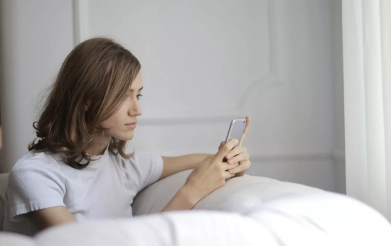 Una persona mira su móvil / PEXELS