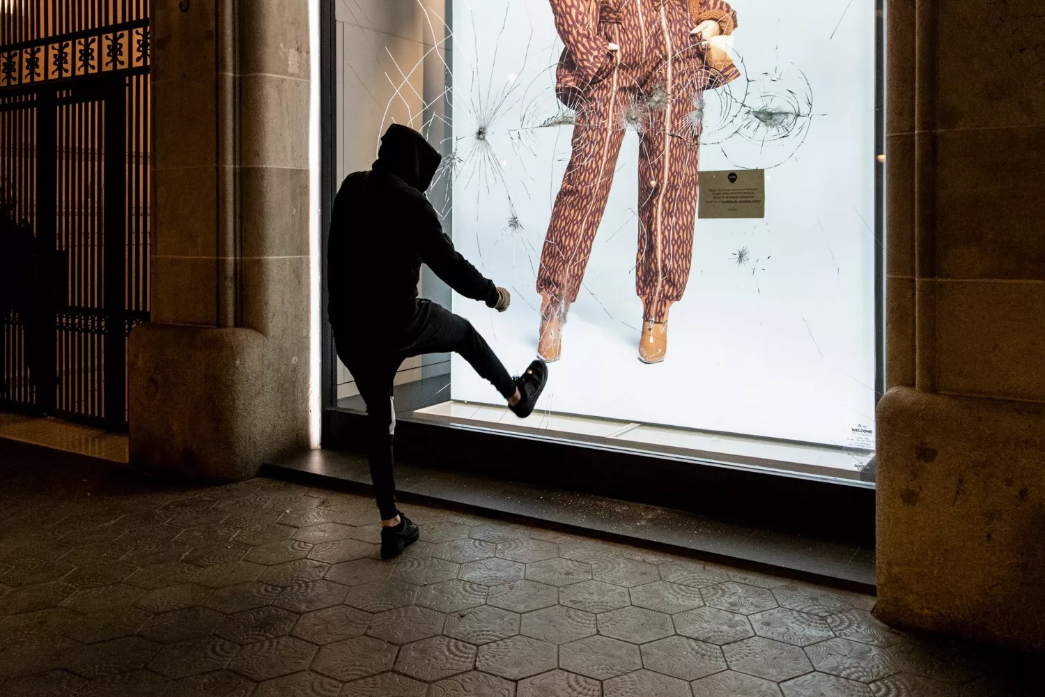 Una persona ataca una tienda de Inditex   Lorena Sopêna   EP