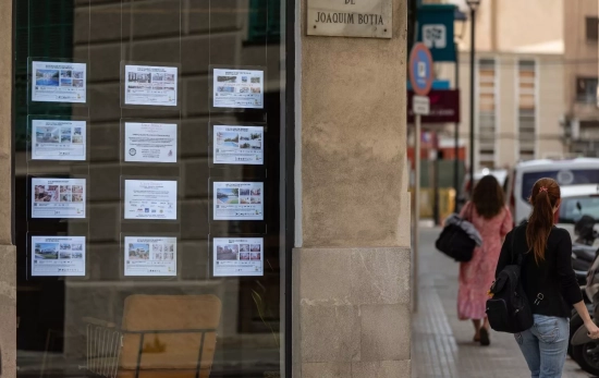 Anuncios de viviendas en venta en una inmobiliaria / EUROPA PRESS - TOMAS MOYÃ