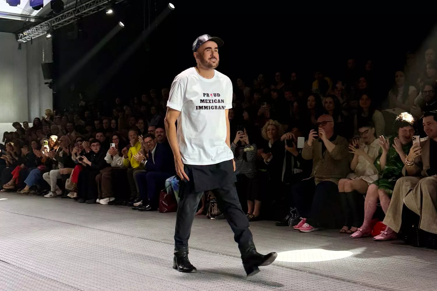 Ricardo Seco saluda tras finalizar su desfile en 080 Barcelona Fashion Week / CONSUMIDOR GLOBAL