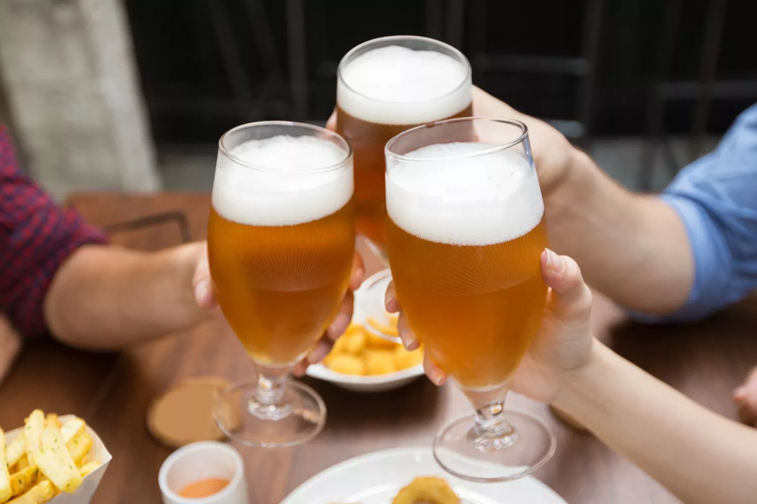 Varias personas brindan con cerveza   FREEPIK   katemangostar