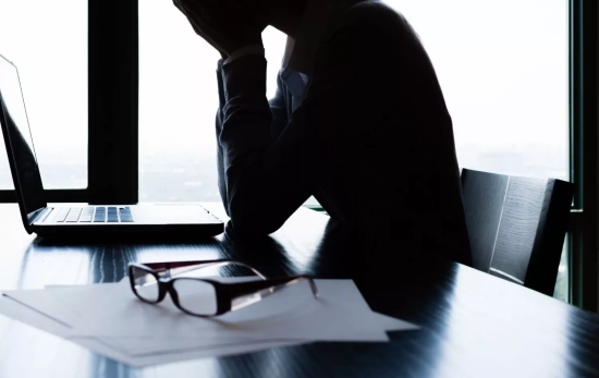 Una persona sufriendo estrés laboral/ CANVA