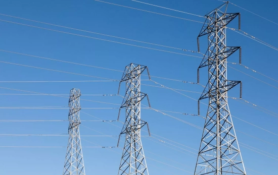 Tendido eléctrico / FREEPIK - wirestock