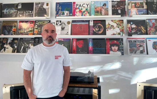 Augusto Costa rodeado de vinilos y junto a los altavoces de 8mm Records Bcn / TC