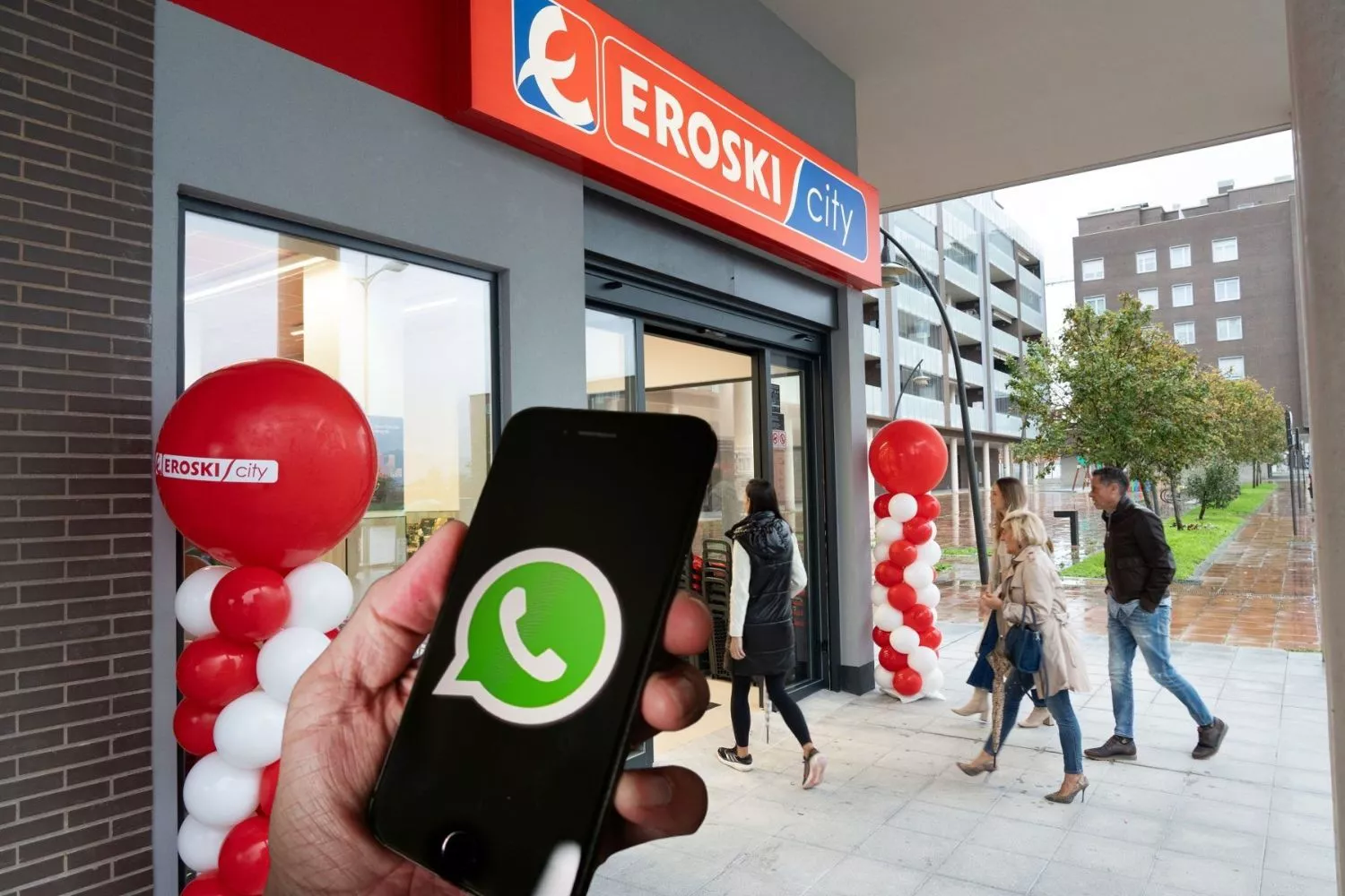 Un supermercado Eroski junto a un móvil con WhatsApp (1)