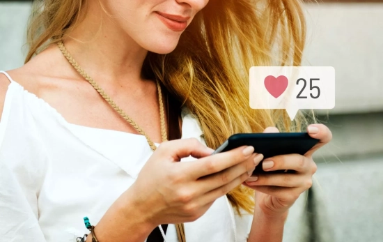 Una persona da 'like' a una publicación en redes sociales / FREEPIK - rawpixel.com