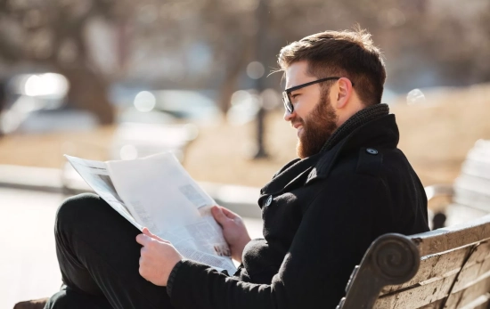 Una persona lee el periódico / FREEPIK - drobotdean