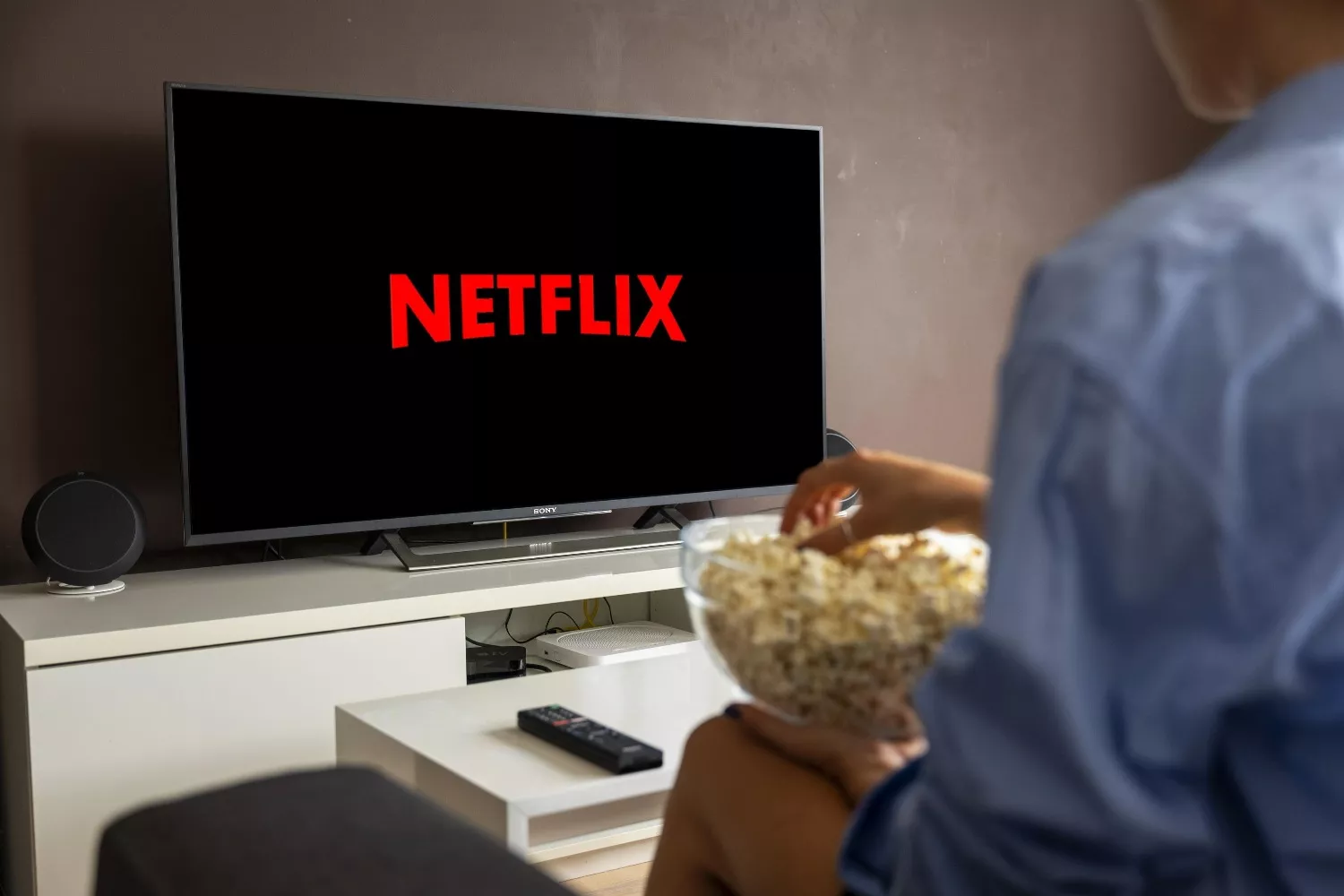Una clienta frente a un televisor con Netflix