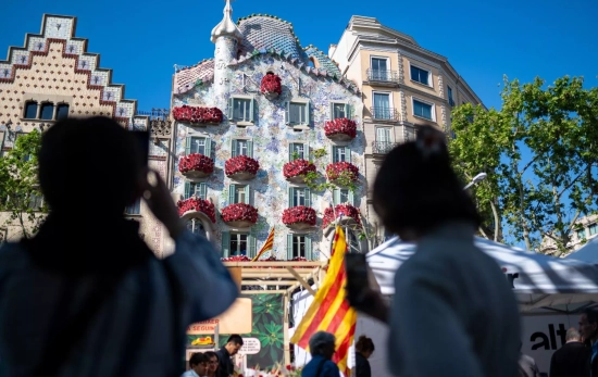 Casa Batlló, de Antoni Gaudí, decorada con rosas durante la Diada de Sant Jordi 2025, a 23 de abril, en Barcelona / EP