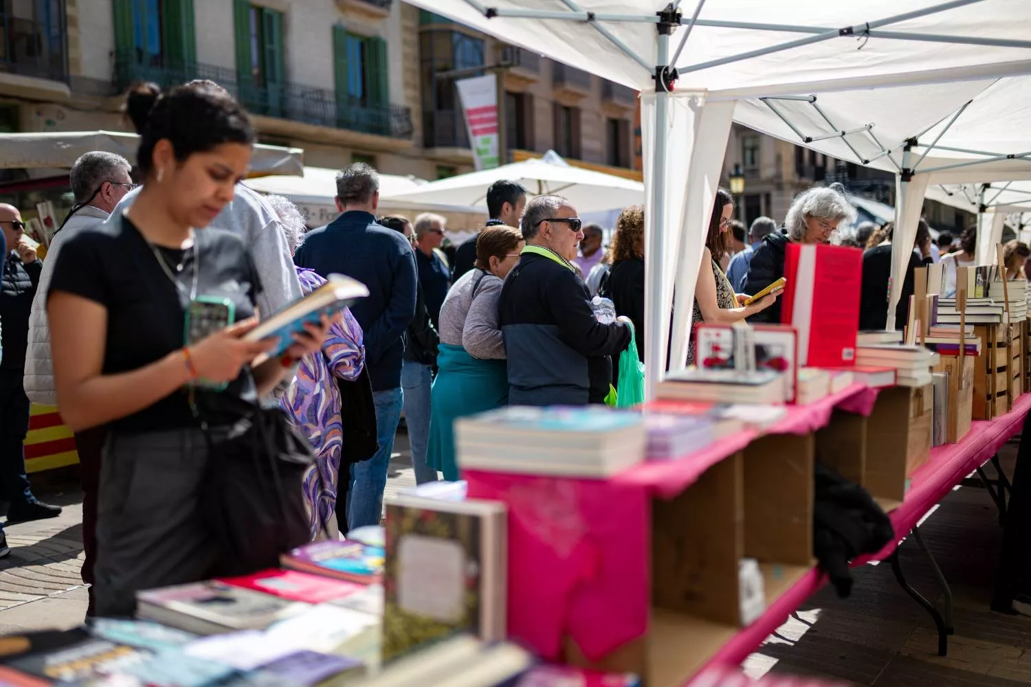 Aglutinaciones de personas en los puestos de libros, durante la Diada de Sant Jordi 2025   EP